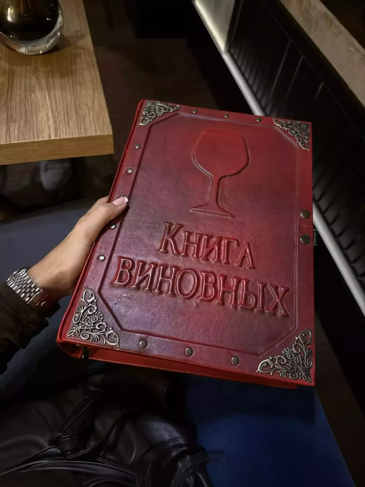 Интерьер/Экстерьер/Банкетная зона/Бар/Стол для двоих/Вход/Главный зал/Lounge зона ресторан Виновные фото