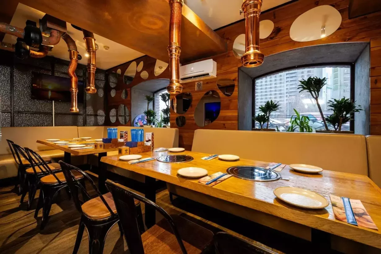 Интерьер/Экстерьер/Банкетная зона/Бар/Стол для двоих/Вход/Главный зал/Lounge зона ресторан Hite фото