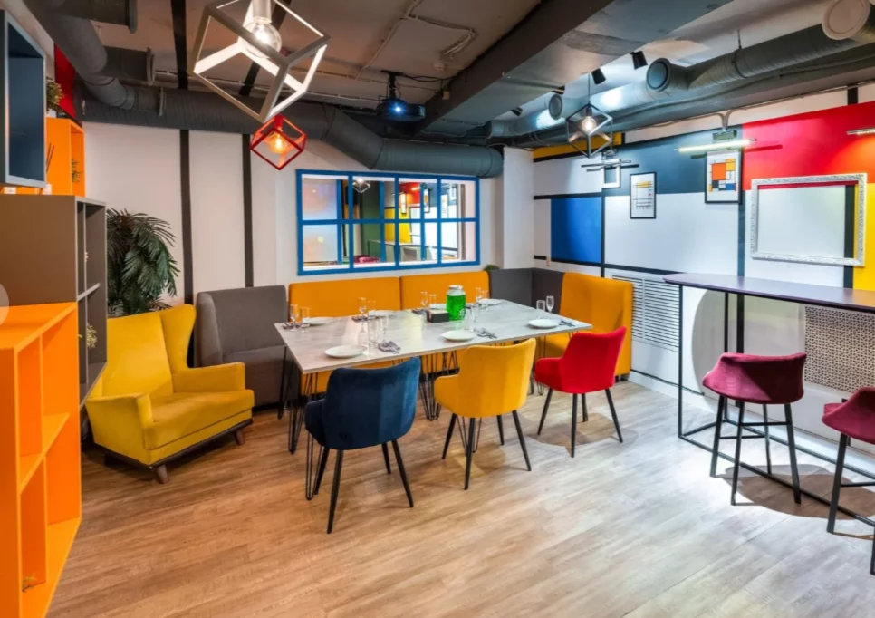 Интерьер/Экстерьер/Банкетная зона/Бар/Стол для двоих/Вход/Главный зал/Lounge зона лофт Party Time фото