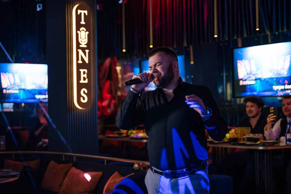 Интерьер/Экстерьер/Банкетная зона/Бар/Стол для двоих/Вход/Главный зал/Lounge зона караоке-клуб Tunes фото