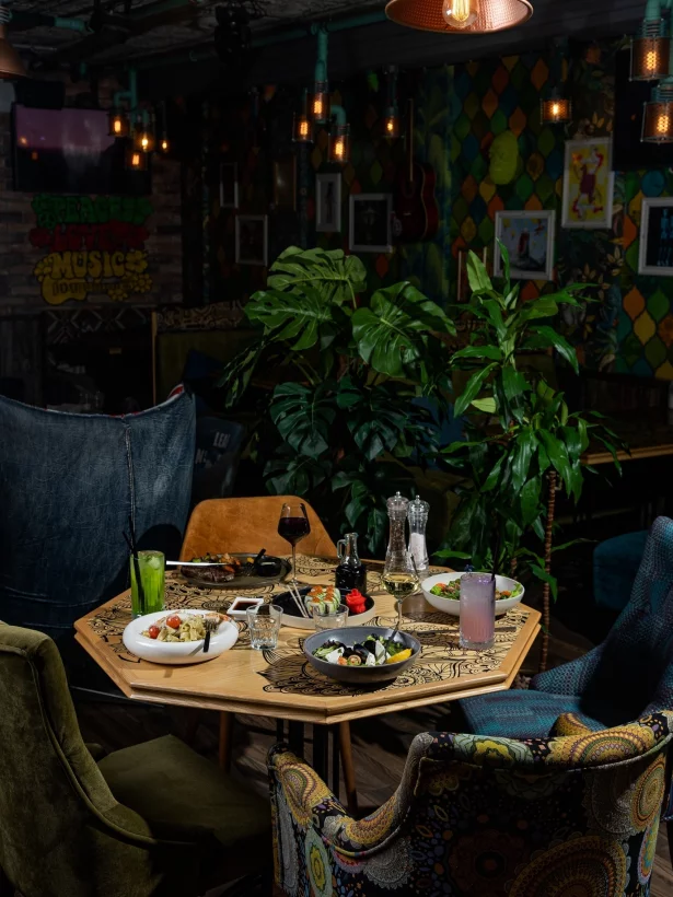 Интерьер/Экстерьер/Банкетная зона/Бар/Стол для двоих/Вход/Главный зал/Lounge зона пиццерия Pizz'n'roll фото