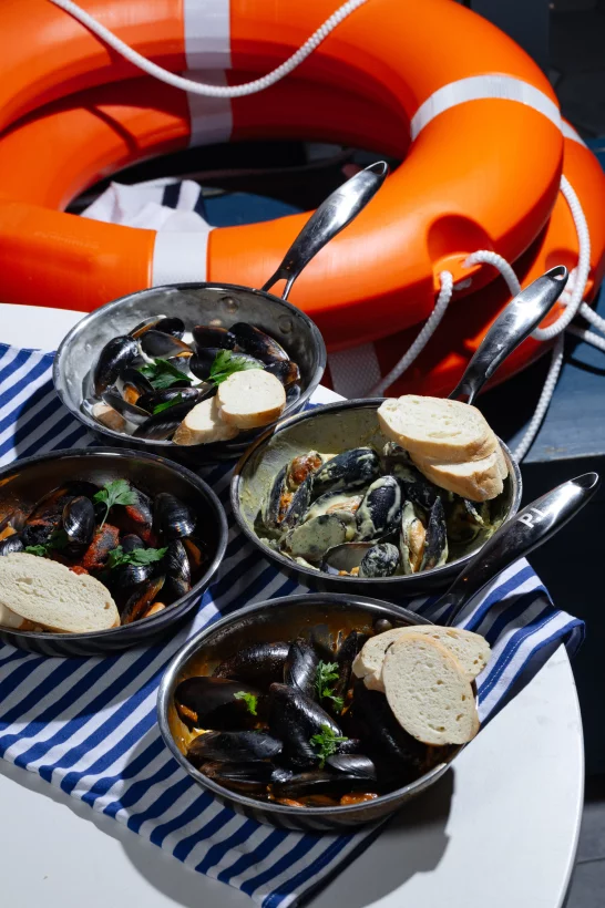 Интерьер/Экстерьер/Банкетная зона/Бар/Стол для двоих/Вход/Главный зал/Lounge зона бар Моряк и чайка фото