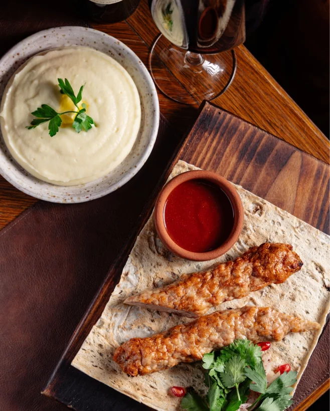 Интерьер/Экстерьер/Банкетная зона/Бар/Стол для двоих/Вход/Главный зал/Lounge зона ресторан Хачо и Пури фото