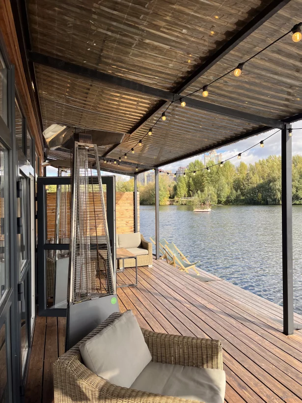 Интерьер/Экстерьер/Банкетная зона/Бар/Стол для двоих/Вход/Главный зал/Lounge зона ресторан Берег фото