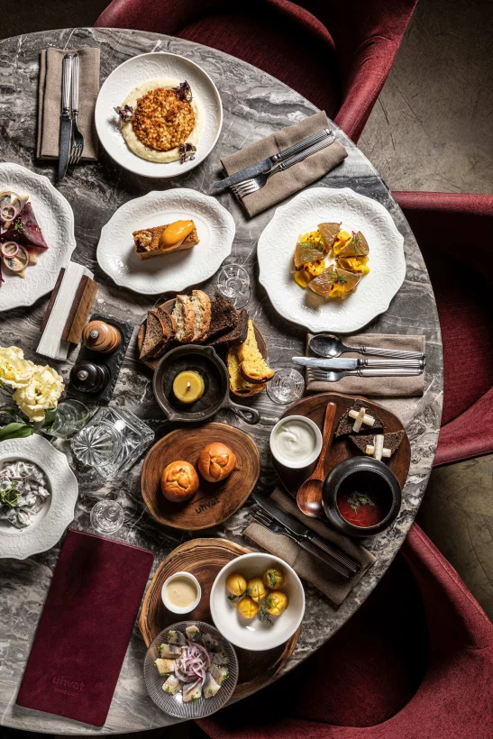 Интерьер/Экстерьер/Банкетная зона/Бар/Стол для двоих/Вход/Главный зал/Lounge зона ресторан Uhvat фото