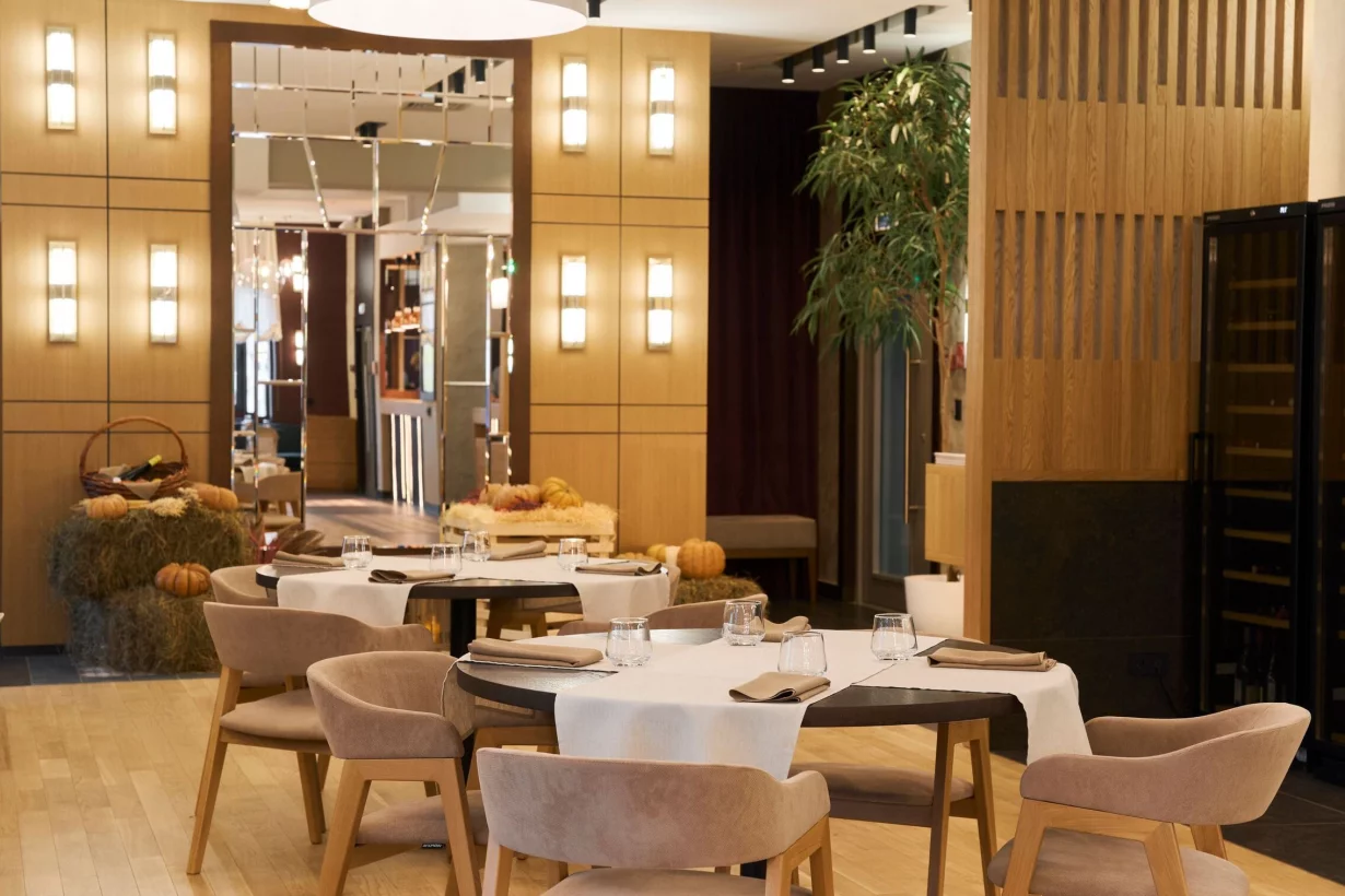 Интерьер/Экстерьер/Банкетная зона/Бар/Стол для двоих/Вход/Главный зал/Lounge зона ресторан Луч фото