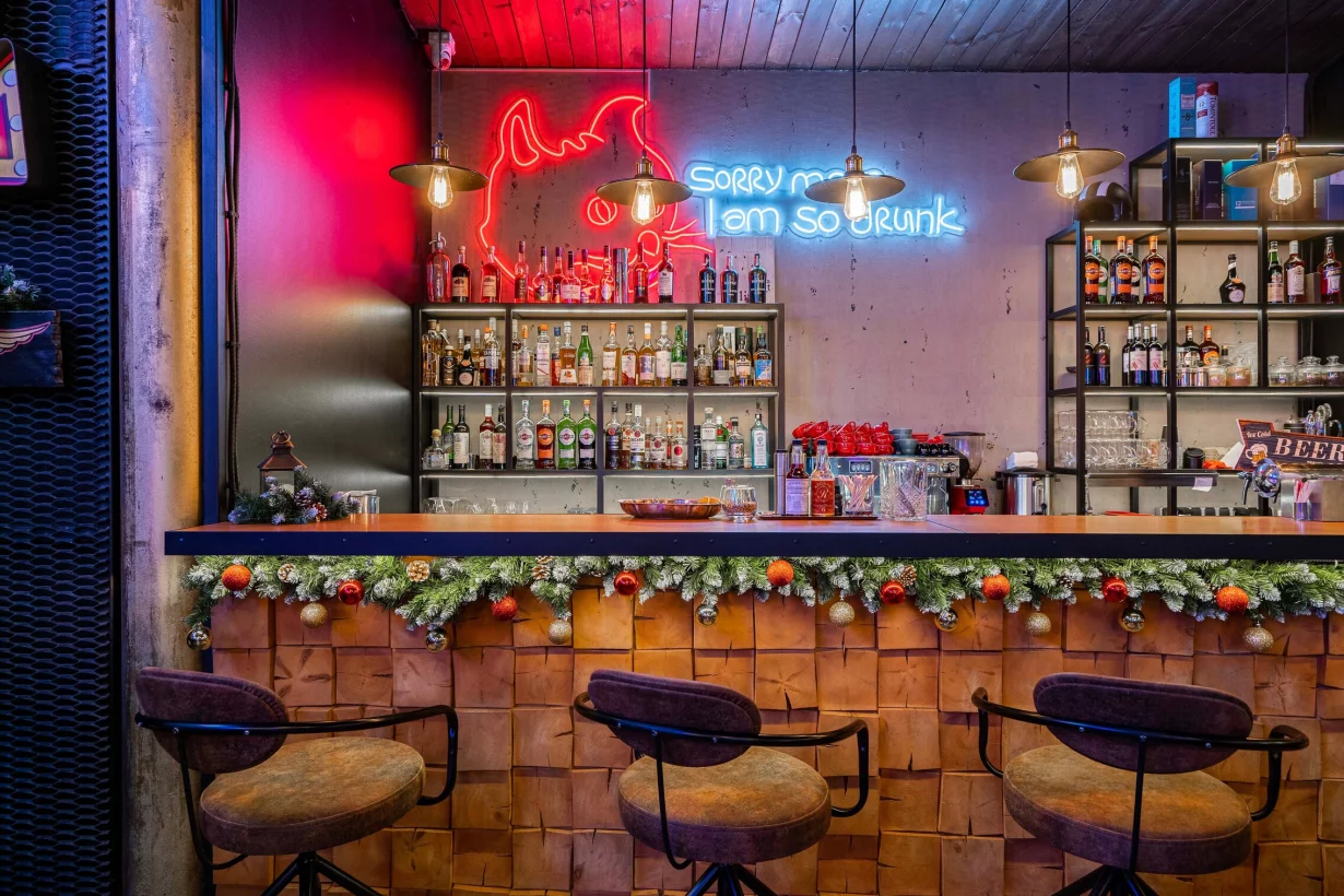 Интерьер/Экстерьер/Банкетная зона/Бар/Стол для двоих/Вход/Главный зал/Lounge зона ресторан Harley Drink Bar фото