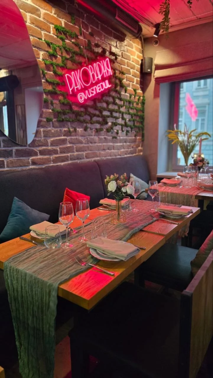 Интерьер/Экстерьер/Банкетная зона/Бар/Стол для двоих/Вход/Главный зал/Lounge зона ресторан Раковарня «В ус не дул» на Пятницкой фото