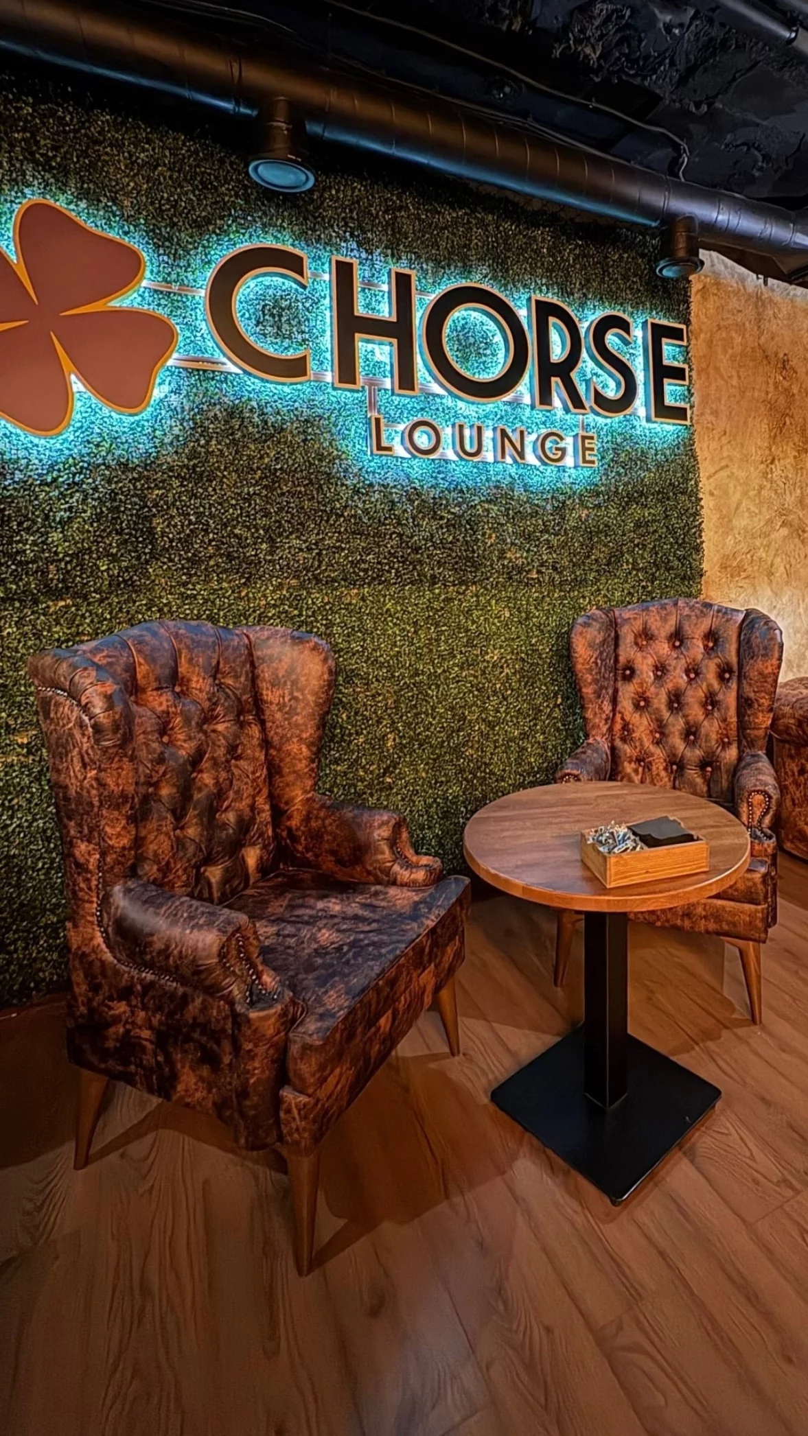Интерьер/Экстерьер/Банкетная зона/Бар/Стол для двоих/Вход/Главный зал/Lounge зона лаунж Chorse Lounge фото
