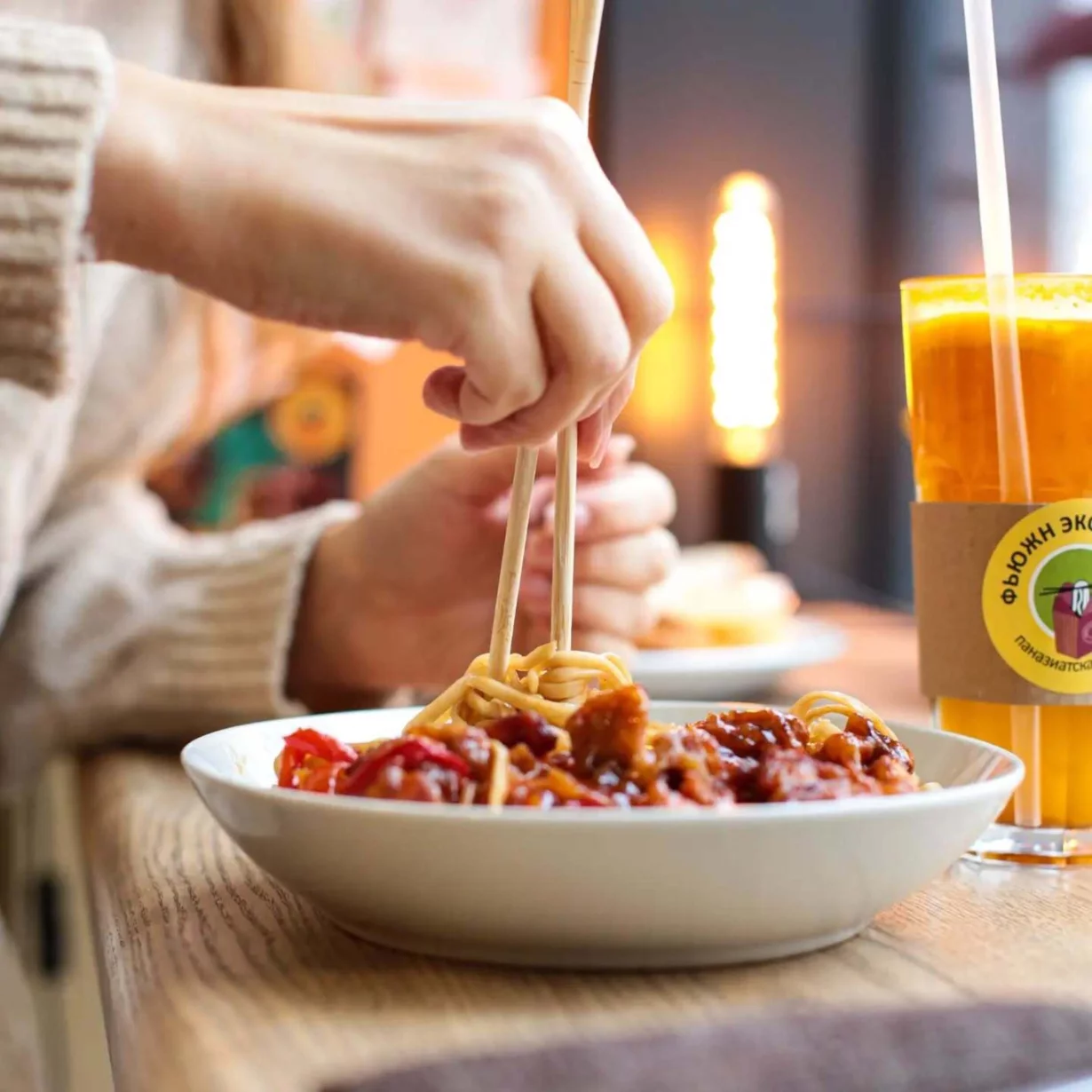 Интерьер/Экстерьер/Банкетная зона/Бар/Стол для двоих/Вход/Главный зал/Lounge зона  Фьюжн экспресс фото