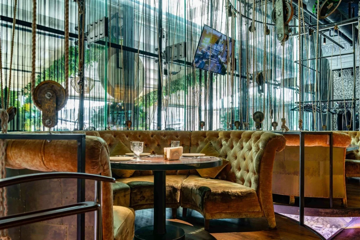 Интерьер/Экстерьер/Банкетная зона/Бар/Стол для двоих/Вход/Главный зал/Lounge зона ресторан Grand Урюк Berezka фото