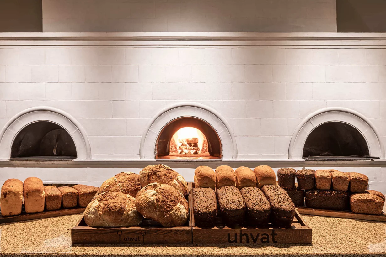 Интерьер/Экстерьер/Банкетная зона/Бар/Стол для двоих/Вход/Главный зал/Lounge зона ресторан Uhvat фото