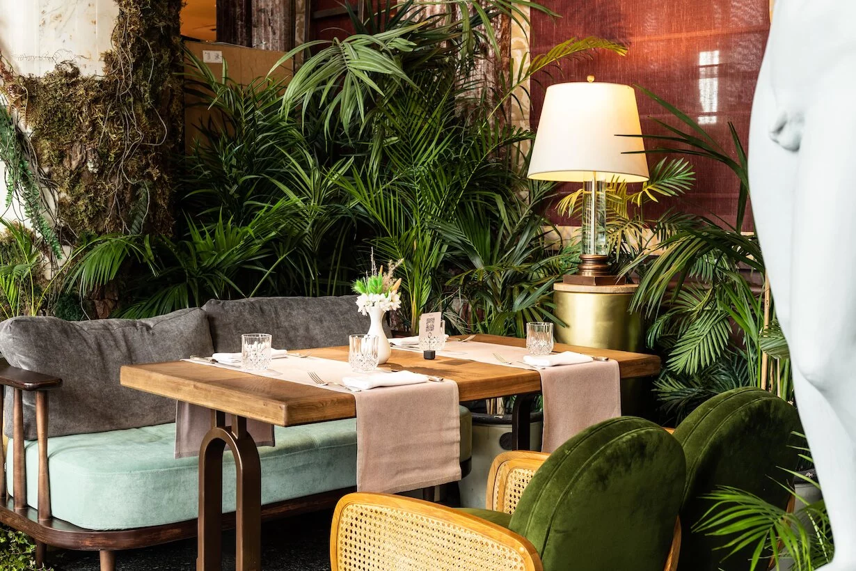 Фото интерьера бара ресторана в стиле фьюжн