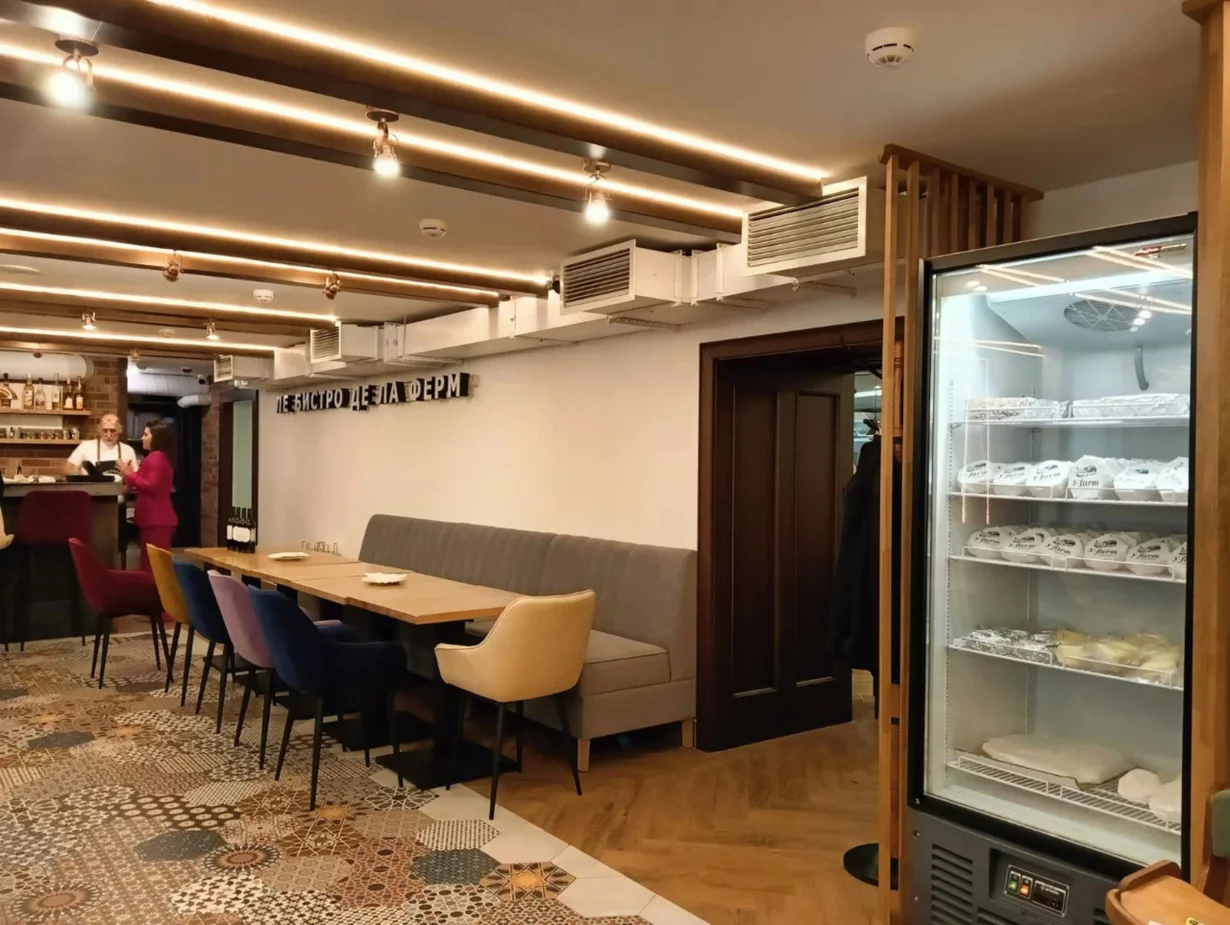 Интерьер/Экстерьер/Банкетная зона/Бар/Стол для двоих/Вход/Главный зал/Lounge зона ресторан Le Bistrot de la Ferm фото