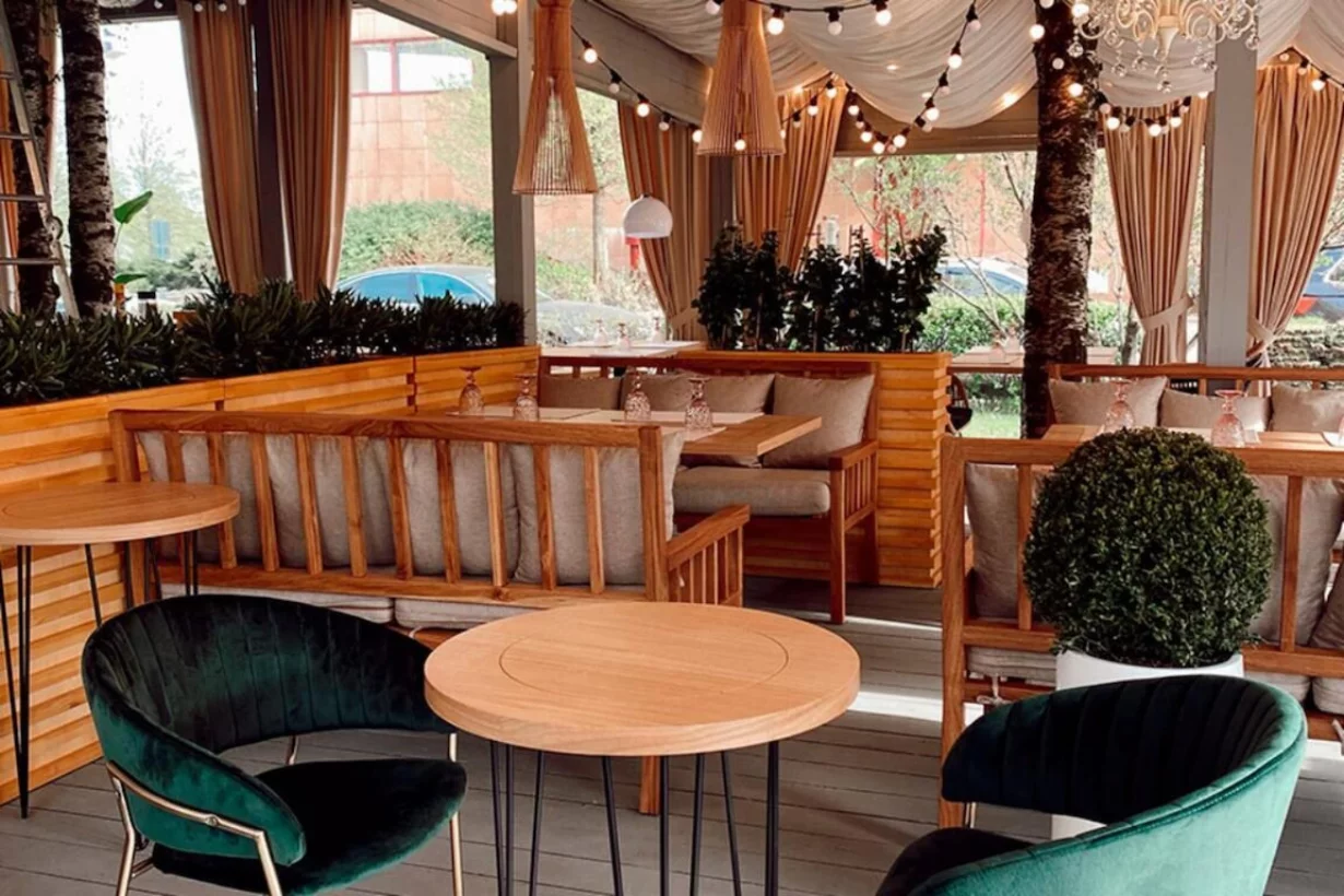 Летняя веранда Chalet River Club