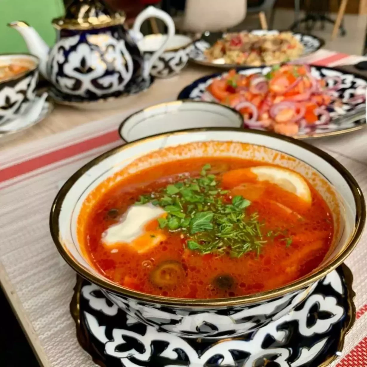 Интерьер/Экстерьер/Банкетная зона/Бар/Стол для двоих/Вход/Главный зал/Lounge зона кафе Чайхана Анор-Анор фото