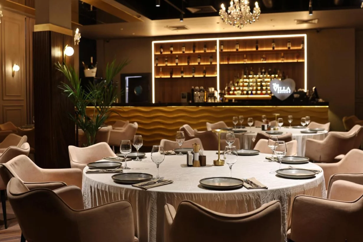 Интерьер/Экстерьер/Банкетная зона/Бар/Стол для двоих/Вход/Главный зал/Lounge зона ресторан The Villa фото