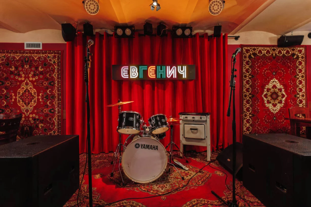 Интерьер/Экстерьер/Банкетная зона/Бар/Стол для двоих/Вход/Главный зал/Lounge зона рюмочная Евгенич фото