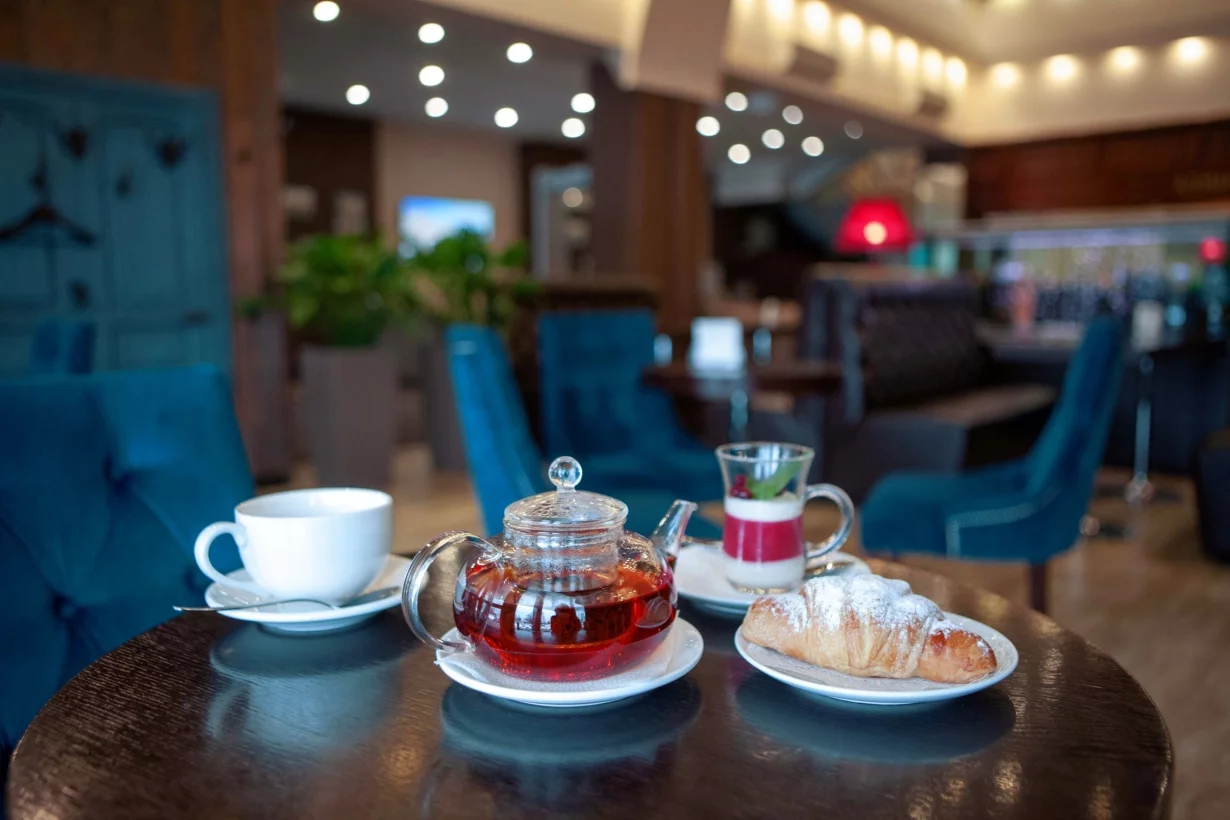 Интерьер/Экстерьер/Банкетная зона/Бар/Стол для двоих/Вход/Главный зал/Lounge зона кафе Гостиный двор 2001 фото