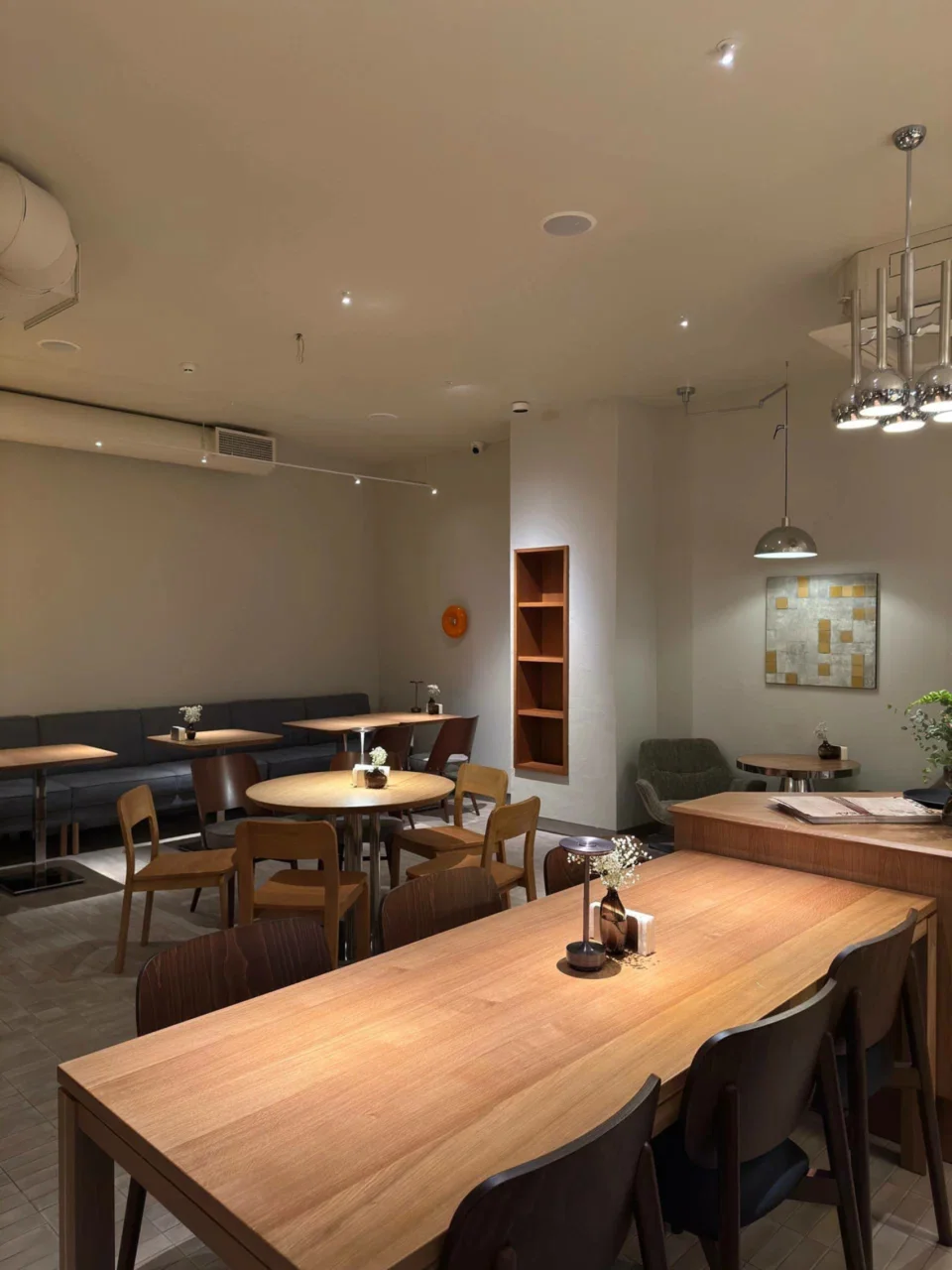 Интерьер/Экстерьер/Банкетная зона/Бар/Стол для двоих/Вход/Главный зал/Lounge зона кафе Скрэмбл фото