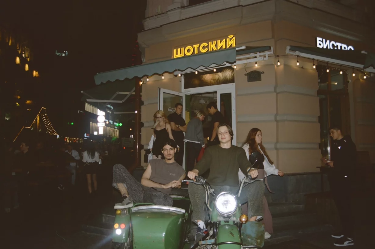 Интерьер/Экстерьер/Банкетная зона/Бар/Стол для двоих/Вход/Главный зал/Lounge зона караоке-клуб Шотский фото