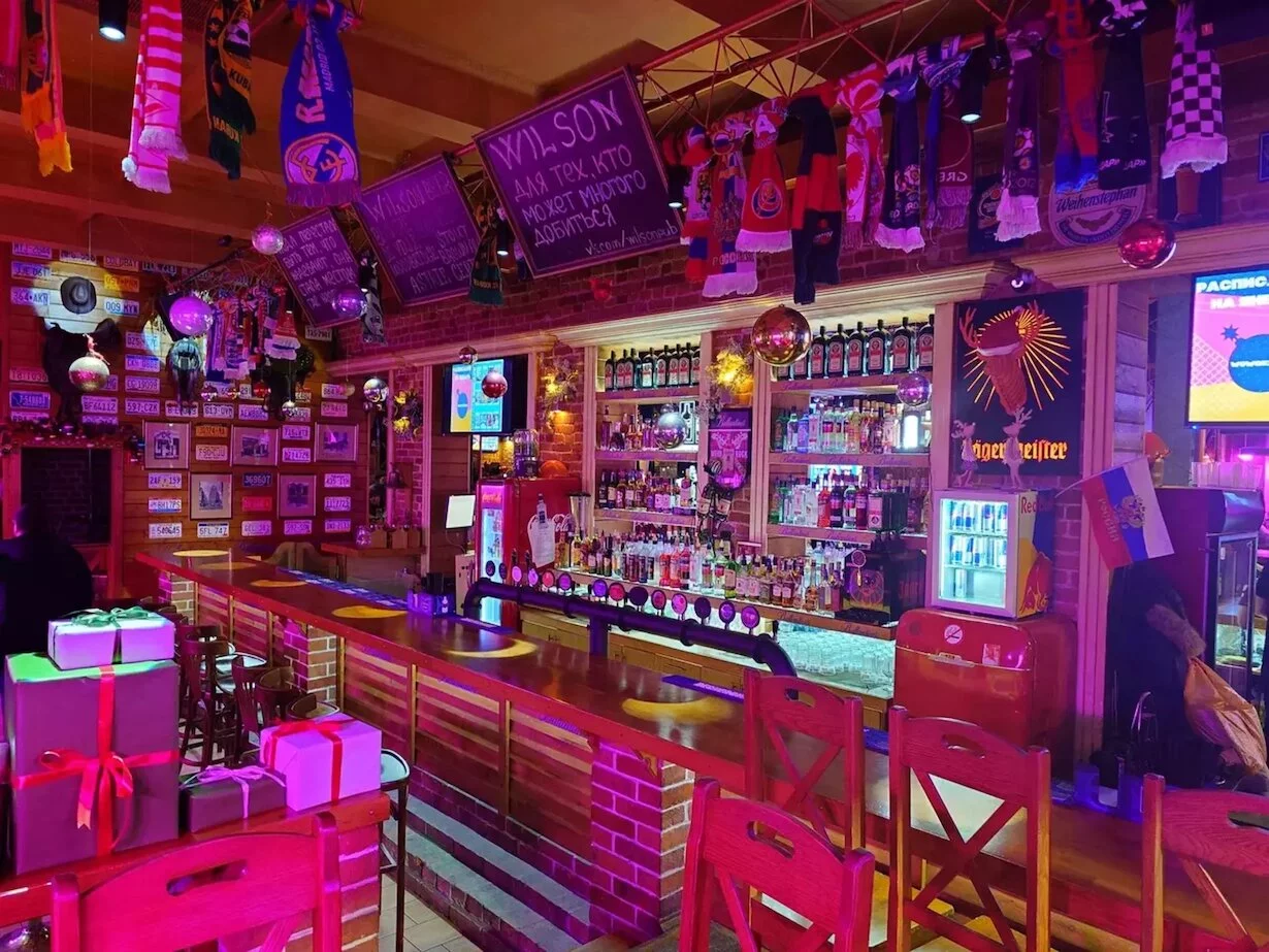 Интерьер/Экстерьер/Банкетная зона/Бар/Стол для двоих/Вход/Главный зал/Lounge зона бар Wilson Pub фото