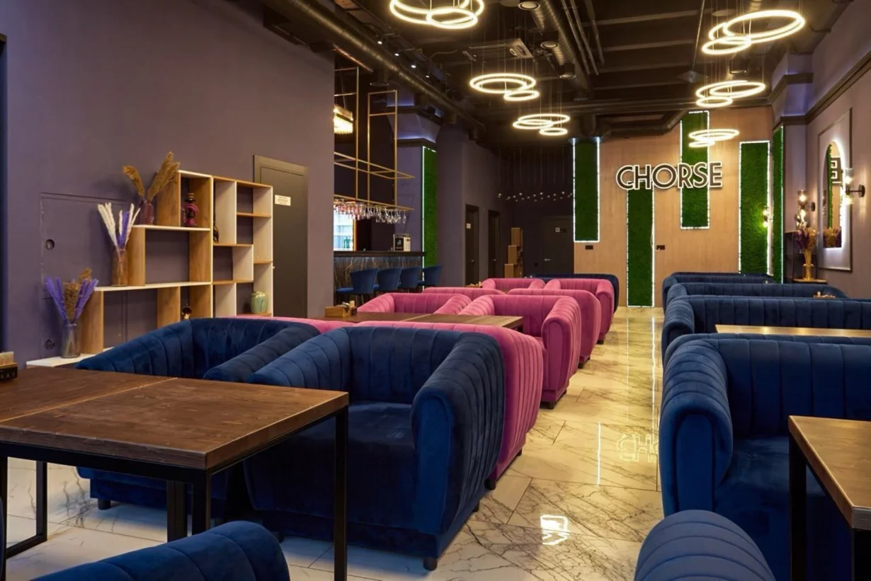 Интерьер/Экстерьер/Банкетная зона/Бар/Стол для двоих/Вход/Главный зал/Lounge зона лаунж Chorse Lounge фото