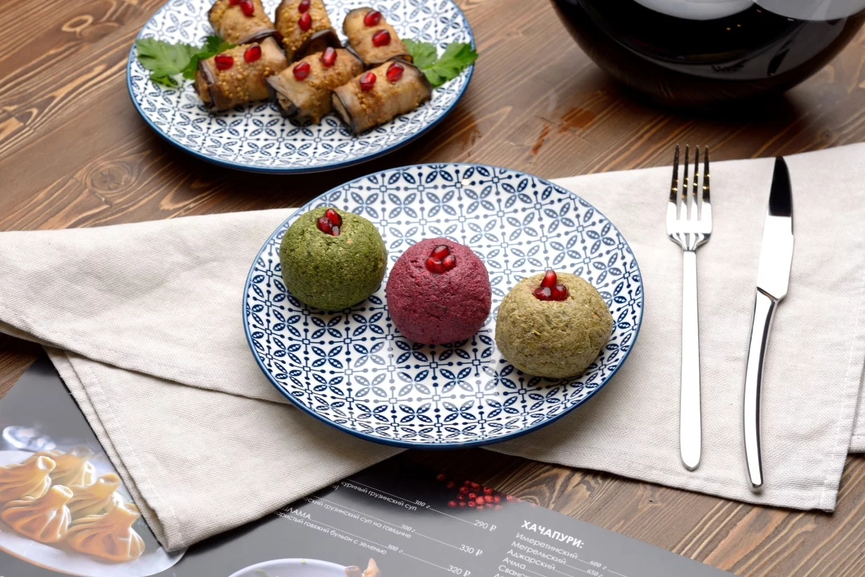 Интерьер/Экстерьер/Банкетная зона/Бар/Стол для двоих/Вход/Главный зал/Lounge зона кафе Хинкали Пиросмани фото