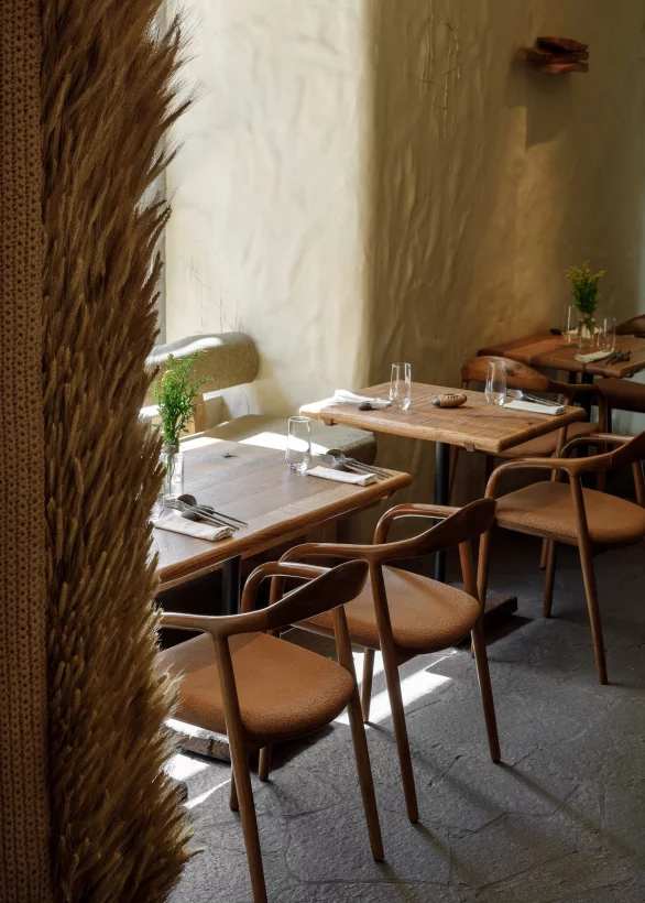 Интерьер/Экстерьер/Банкетная зона/Бар/Стол для двоих/Вход/Главный зал/Lounge зона ресторан Айна фото