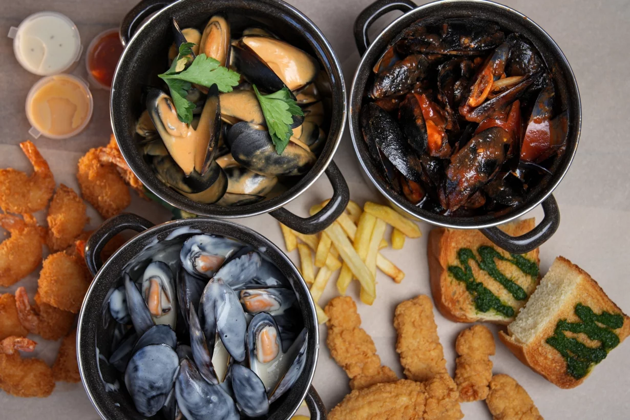 Интерьер/Экстерьер/Банкетная зона/Бар/Стол для двоих/Вход/Главный зал/Lounge зона кафе Мидийный дом фото