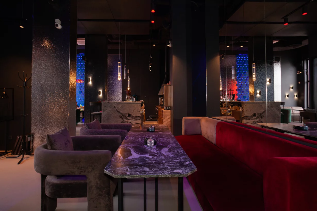 Интерьер/Экстерьер/Банкетная зона/Бар/Стол для двоих/Вход/Главный зал/Lounge зона кальянная HookahPlace Comunity фото