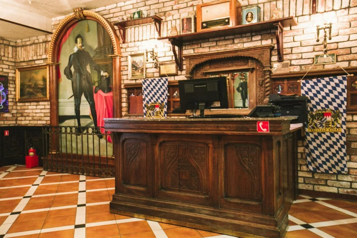 Интерьер/Экстерьер/Банкетная зона/Бар/Стол для двоих/Вход/Главный зал/Lounge зона ресторан Максимилианс фото