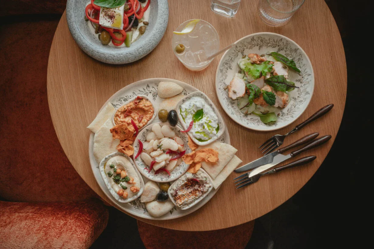 Интерьер/Экстерьер/Банкетная зона/Бар/Стол для двоих/Вход/Главный зал/Lounge зона кафе Сиртаки и вино фото