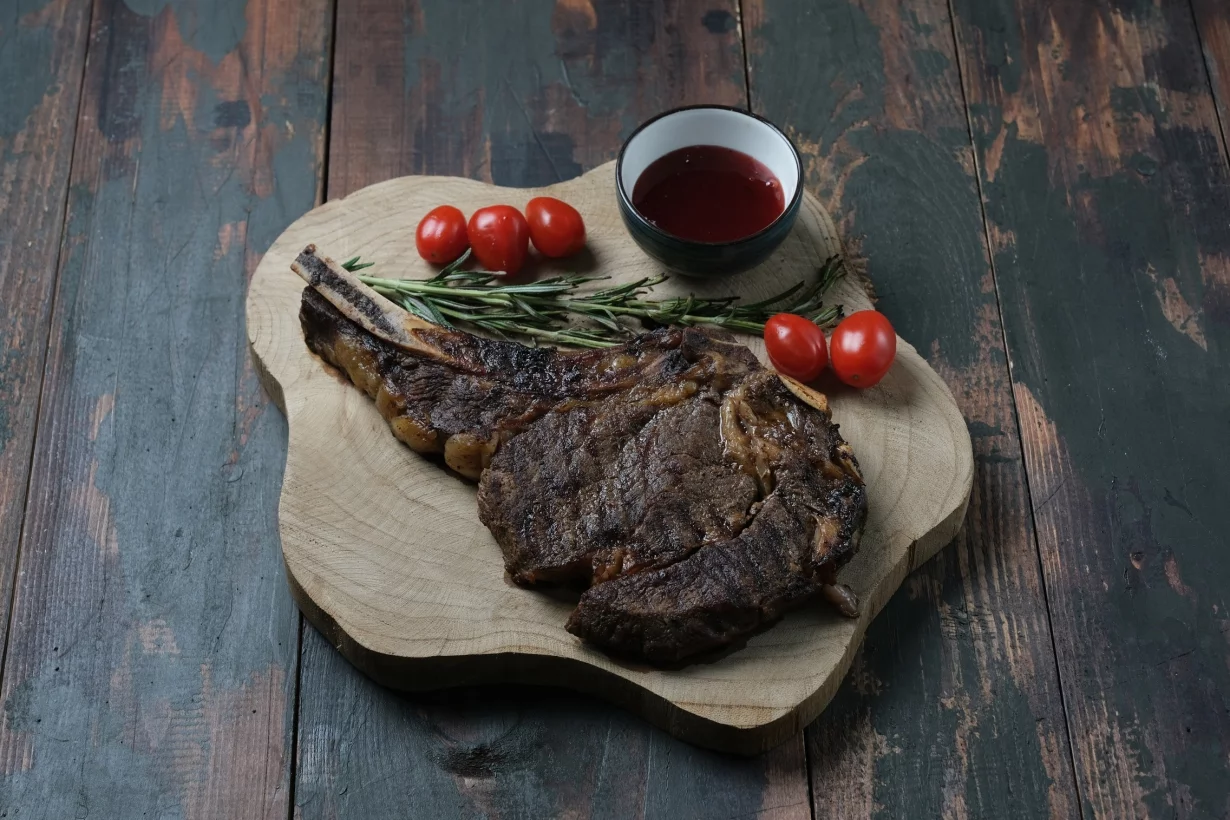 Интерьер/Экстерьер/Банкетная зона/Бар/Стол для двоих/Вход/Главный зал/Lounge зона кафе Фаворит фото