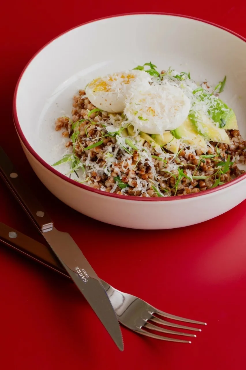 Интерьер/Экстерьер/Банкетная зона/Бар/Стол для двоих/Вход/Главный зал/Lounge зона кафе Cherchez Bistrot фото