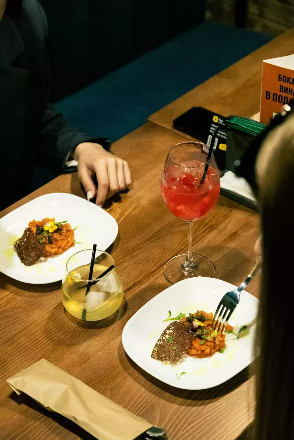 Интерьер/Экстерьер/Банкетная зона/Бар/Стол для двоих/Вход/Главный зал/Lounge зона кафе Кир&Пич фото