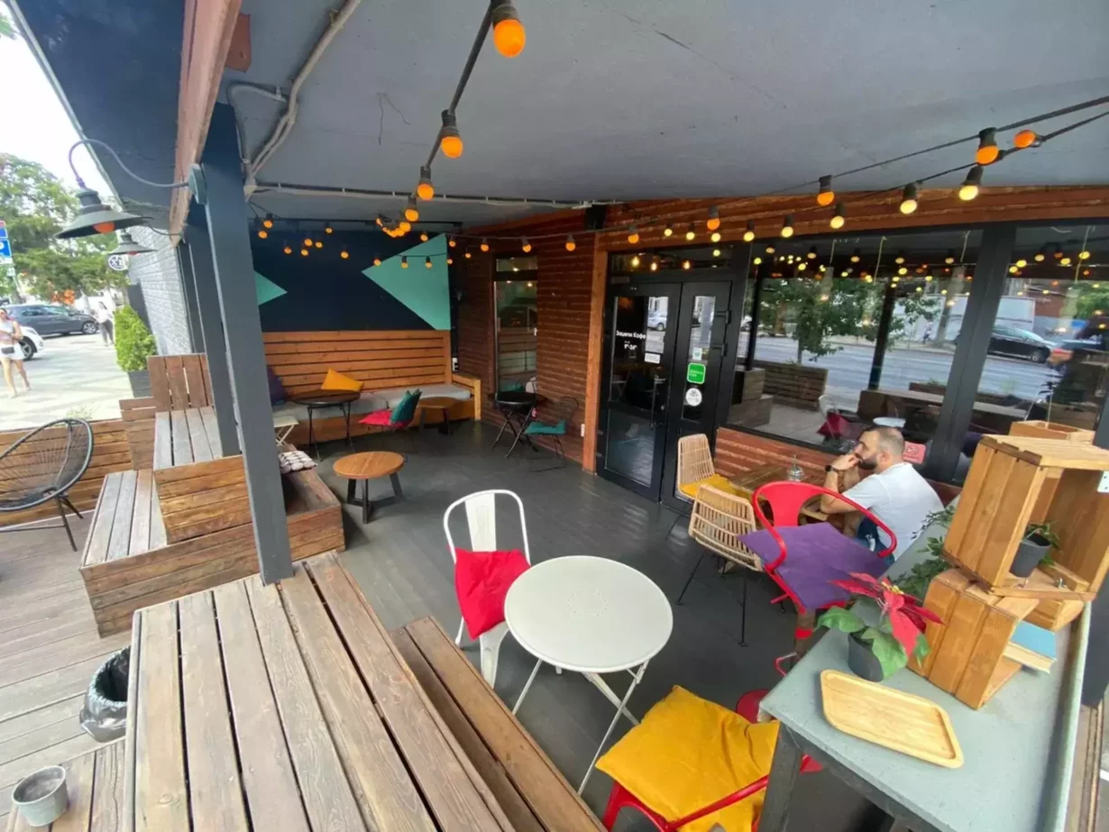 Интерьер/Экстерьер/Банкетная зона/Бар/Стол для двоих/Вход/Главный зал/Lounge зона кофейня Зацепи кофе фото