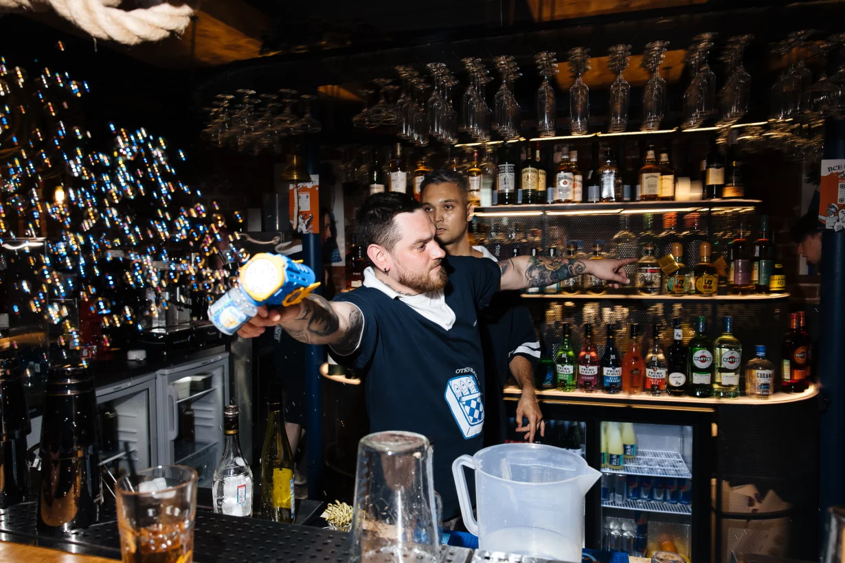 Интерьер/Экстерьер/Банкетная зона/Бар/Стол для двоих/Вход/Главный зал/Lounge зона бар Моряк и чайка фото