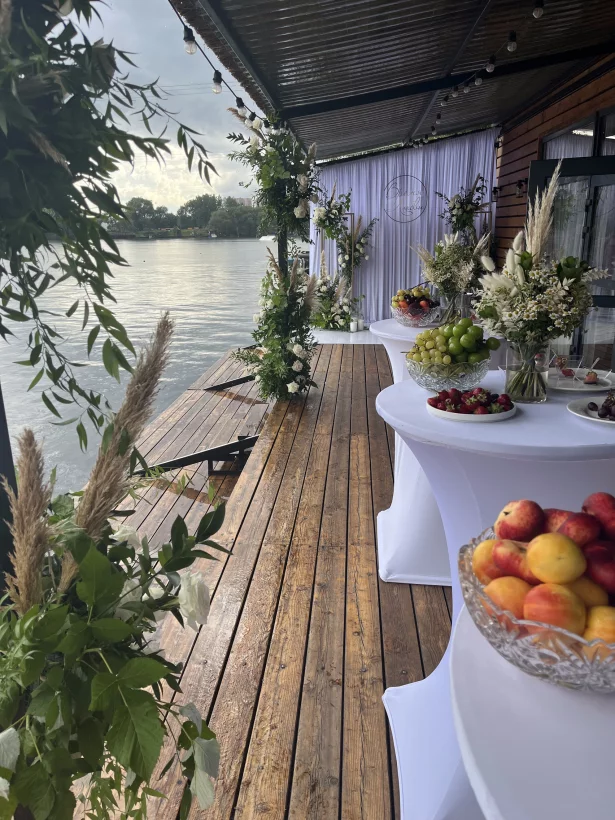 Интерьер/Экстерьер/Банкетная зона/Бар/Стол для двоих/Вход/Главный зал/Lounge зона ресторан Берег фото