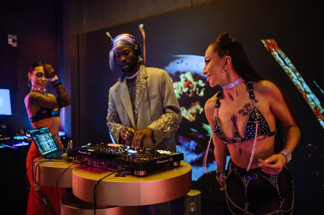 Интерьер/Экстерьер/Банкетная зона/Бар/Стол для двоих/Вход/Главный зал/Lounge зона караоке-клуб Tunes фото