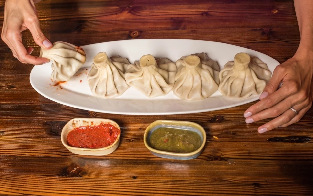 Интерьер/Экстерьер/Банкетная зона/Бар/Стол для двоих/Вход/Главный зал/Lounge зона кафе Хинкали Пиросмани фото