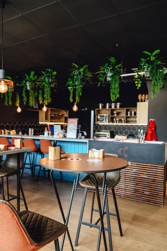 Интерьер/Экстерьер/Банкетная зона/Бар/Стол для двоих/Вход/Главный зал/Lounge зона гастробар Деликатеска фото