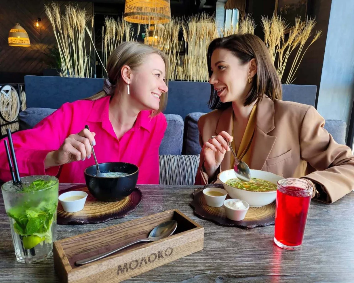 Интерьер/Экстерьер/Банкетная зона/Бар/Стол для двоих/Вход/Главный зал/Lounge зона ресторан Молоко фото