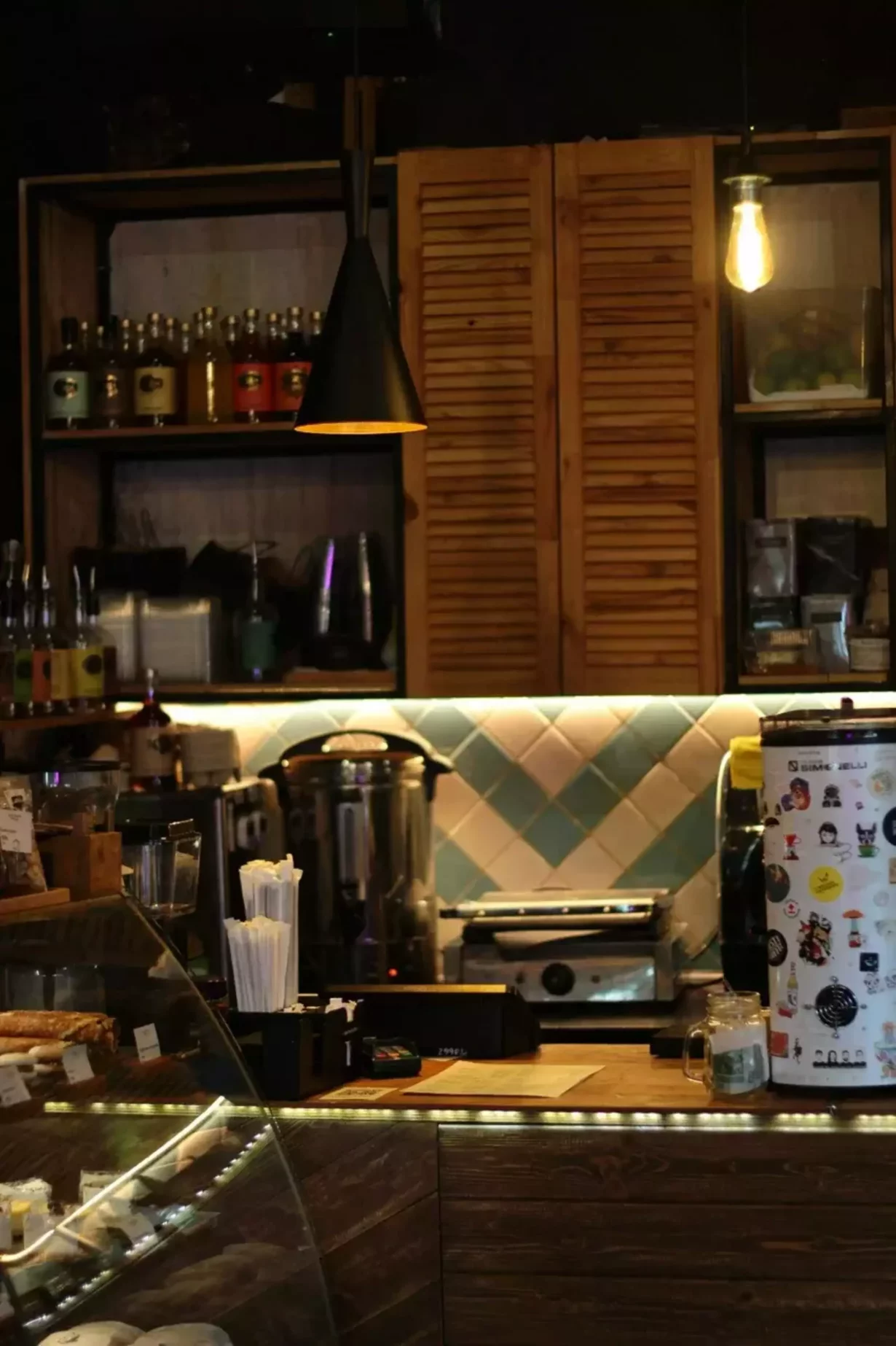 Интерьер/Экстерьер/Банкетная зона/Бар/Стол для двоих/Вход/Главный зал/Lounge зона кофейня Зацепи кофе фото