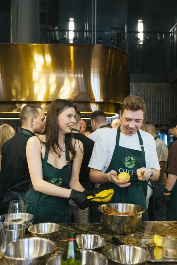 Интерьер/Экстерьер/Банкетная зона/Бар/Стол для двоих/Вход/Главный зал/Lounge зона кулинарная студия Chefs Eatertainment фото