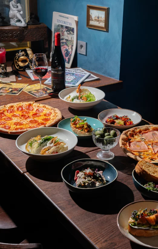 Интерьер/Экстерьер/Банкетная зона/Бар/Стол для двоих/Вход/Главный зал/Lounge зона ресторан Sapori di Italia фото