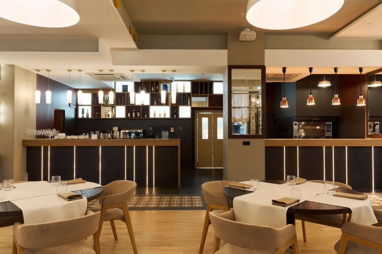 Интерьер/Экстерьер/Банкетная зона/Бар/Стол для двоих/Вход/Главный зал/Lounge зона ресторан Луч фото