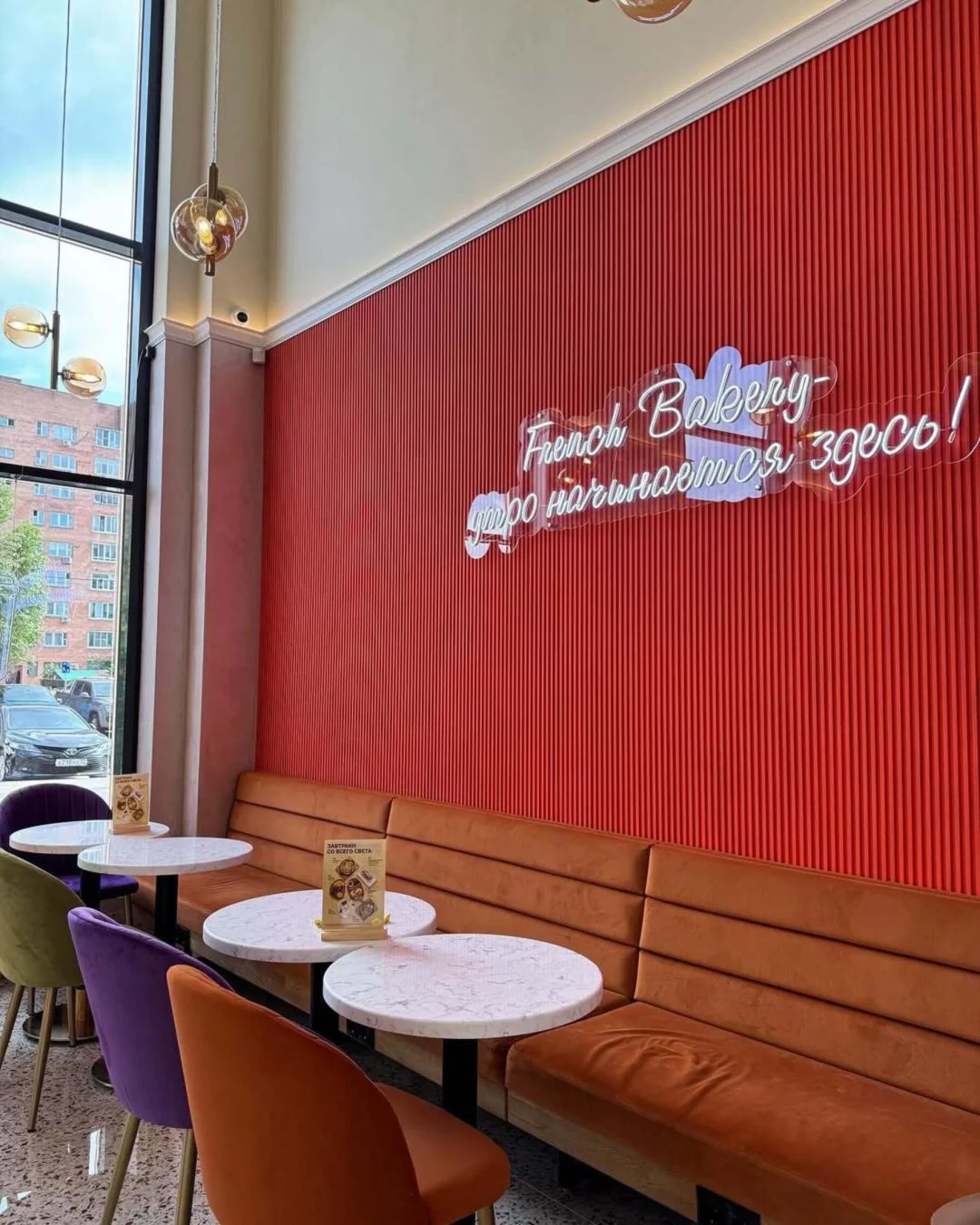 Интерьер/Экстерьер/Банкетная зона/Бар/Стол для двоих/Вход/Главный зал/Lounge зона кафе French Bakery Sedelice фото