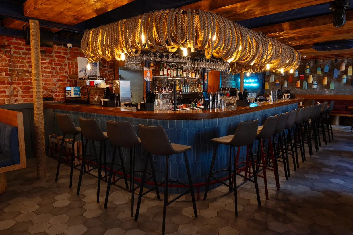 Интерьер/Экстерьер/Банкетная зона/Бар/Стол для двоих/Вход/Главный зал/Lounge зона бар Моряк и чайка фото