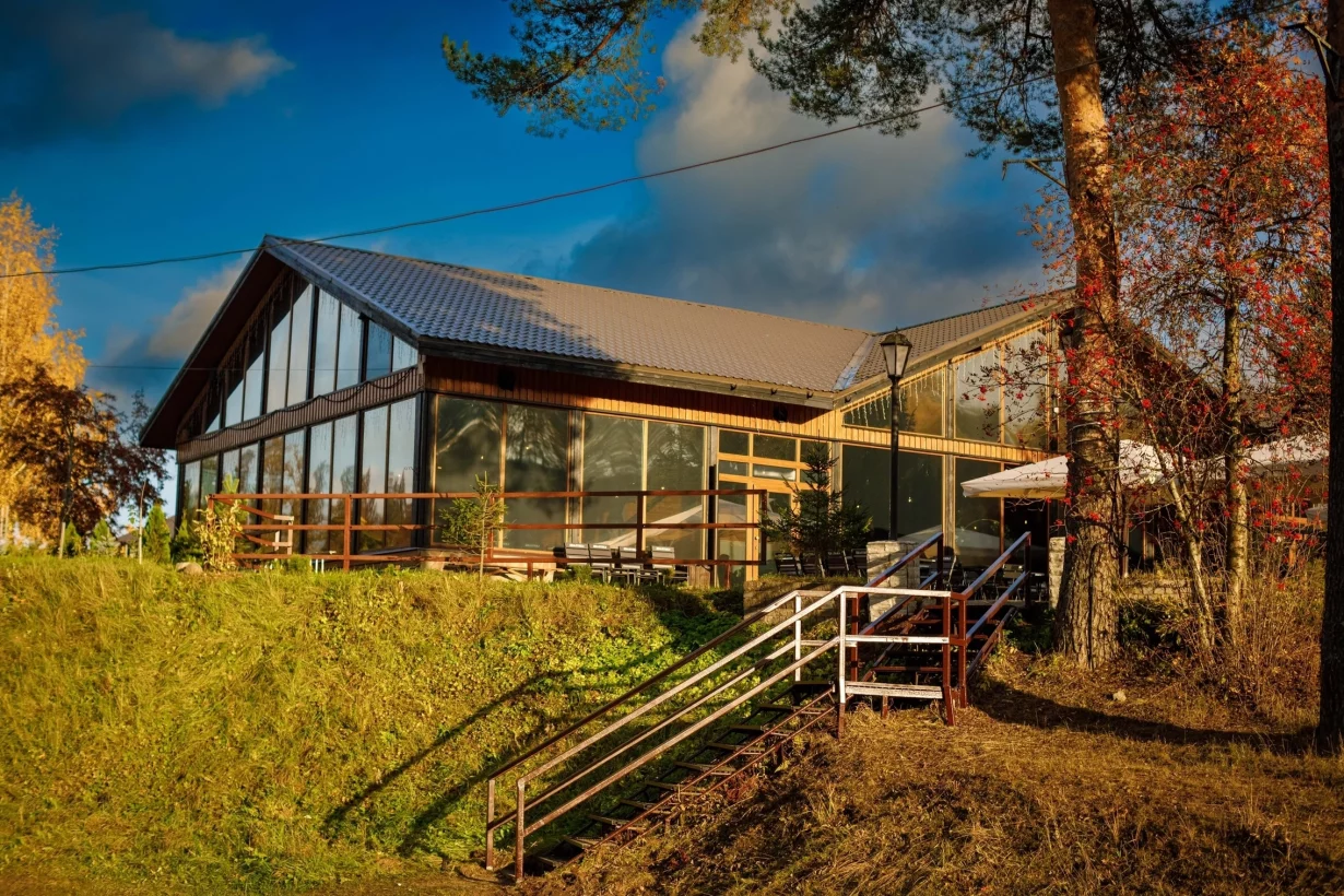 Интерьер/Экстерьер/Банкетная зона/Бар/Стол для двоих/Вход/Главный зал/Lounge зона банкетный зал Шале на склоне фото